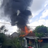 Toko Bangunan di Srengat Blitar Terbakar, Api Diduga dari Kabel Meleduk