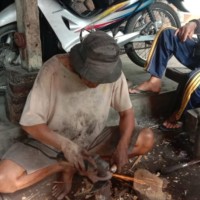 Pisau Sembelih Laris Jelang Idul Adha di Kota Malang