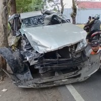 Innova Nyelonong Tabrak Truk Muatan Kompor di Blitar, Suparman Tersungkur Sesak Napas