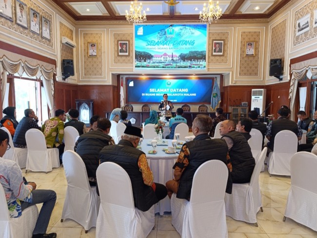 Momen penyambutan tim juri Lomdeskel Provinsi Jatim 2025 di Ruang Sidang Balai Kota Malang (foto: Hendra Saputra/JatimTIMES) 