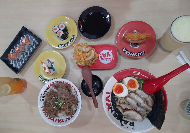 Sajian makanan khas Jepang Ramen dan Sushi