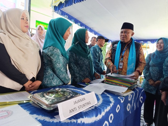 Tim juri Lomdeskel Provinsi Jatim 2025 saat menilai di Kelurahan Bunulrejo (foto: Hendra Saputra/JatimTIMES)