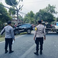 Hendak Keluar Rumah, Anggota DPRD Tulungagung Diseruduk Brio hingga Mobilnya Nyemplung Sungai