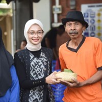 Distribusi Daging Kurban dengan Besek dan Daun Jati, Mbak Wali: Upaya Jaga Kelestarian Lingkungan