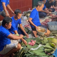 Kurban Tanpa Plastik: Masjid Babul Hidayah Gunakan Daun Jati untuk Pembungkus Daging