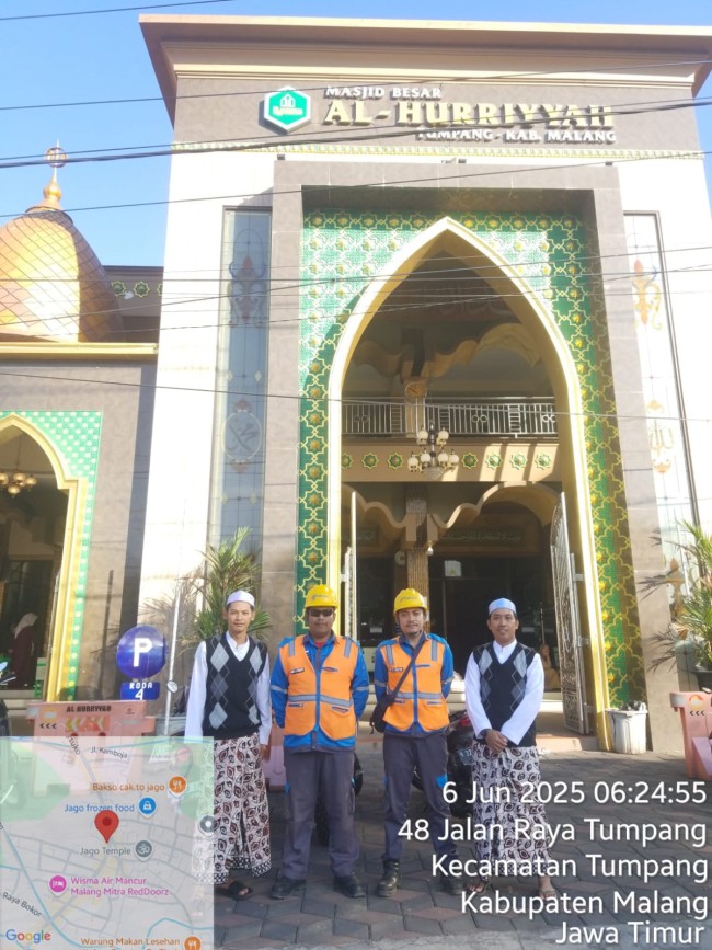 Momen petugas PLN mengecek listrik untuk kesiapan Idul Adha di masjid Kecamatan Tumpang, Kabupaten Malang. (Foto: istimewa)