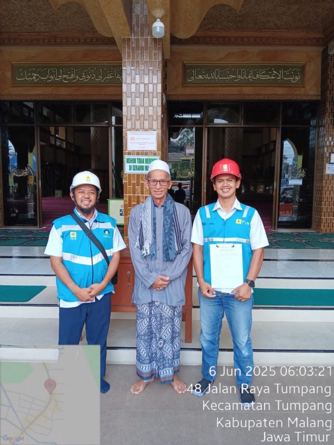 Momen petugas PLN memastikan kesiapan listrik jelang idul adha di masjid Kecamatan Tumpang, Kabupaten Malang. (Foto: istimewa)