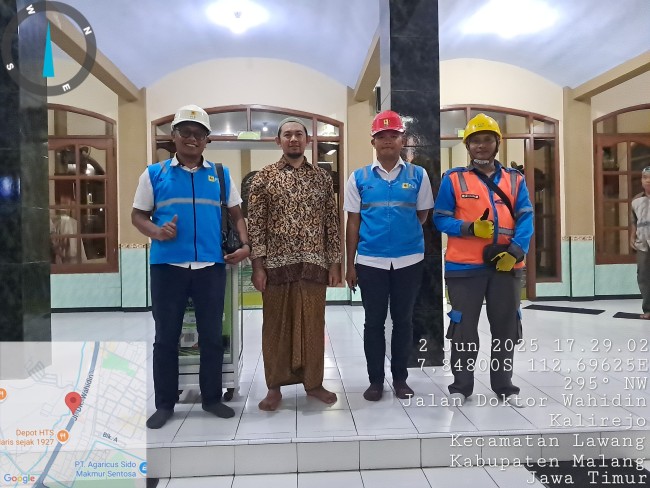 Momen petugas PLN usai mengecek kelistrikan di masjid Kecamatan Lawang, Kabupaten Malang. (Foto: istimewa)