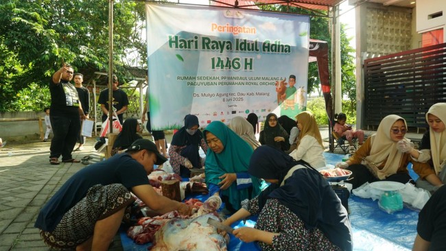 Proses pemotongan daging kurban. (Foto: istimewa)