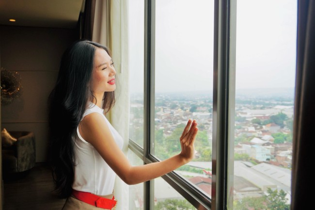 Momen tamu saat menginap di salah satu kamar di Grand Mercure Malang Mirama. (Foto: istimewa)