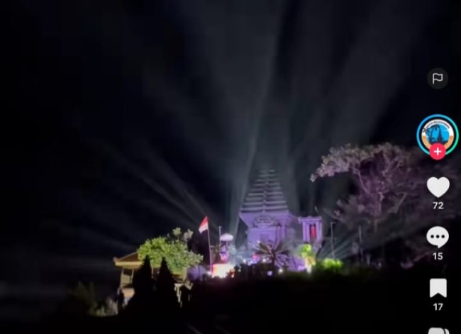 Pertunjukkan light show dari belakang Pura Amarta Jati. (Foto: Instagram)