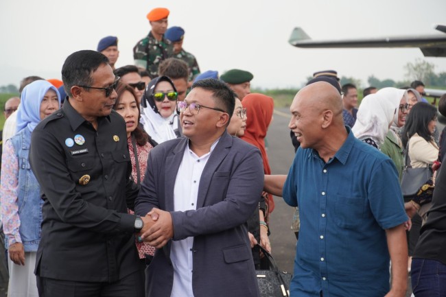 Manager PLN UP3 Malang, Agung Wibowo (kanan) bersama Wali Kota Malang Wahyu Hidayat. (Foto: istimewa)