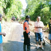 Akses Jalan di Desa Pujiharjo Malang Sudah Bisa Dilewati Setelah 10 Jam Tertutup Tanah Longsor