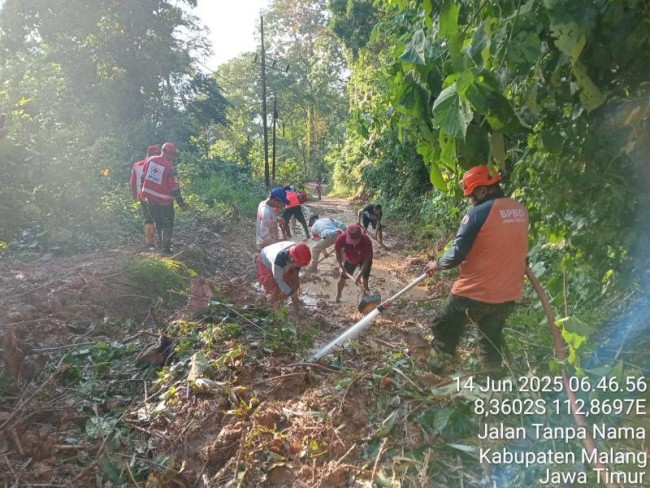 Proses pembersihan timbunan tanah longsor di Desa Pujiharjo, Kecamatan Tirtoyudo, Kabupaten Malang.