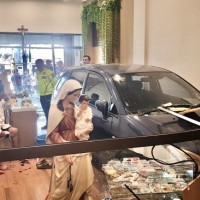 Diduga Salah Injak Pedal Gas, Minibus Suzuki Aerio Nyelonong Masuk Toko di Malang