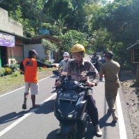 Dampak Abu Vulkanik Gunung Raung, BPBD Jember Bagikan Masker