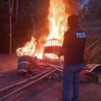 Polisi Bakar Sarana Judi Sabung Ayam di Pakisaji Malang