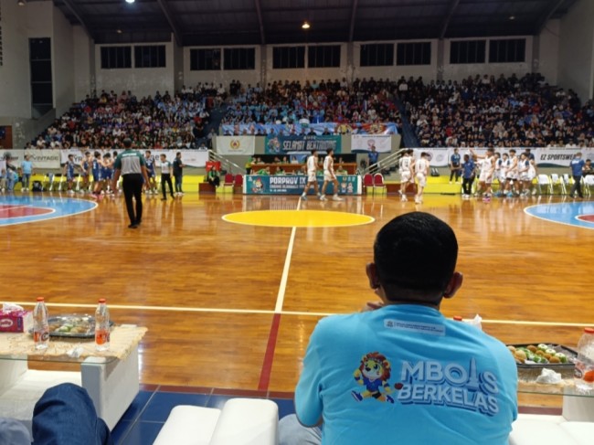 Penonton yang memenuhi tribun saat pertandingan perdana basket Kota Malang (foto: Hendra Saputra/JatimTIMES) 