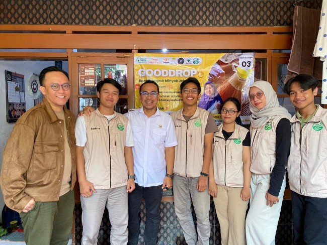 Foto bersama anggota DPRD Kota Malang, Djoko Prihatin, Hendi Suryo Leksono dari HIPMI Malang dan tim Capunglam, komunitas mahasiswa UB yang aktif dalam isu lingkungan. (Foto: istimewa)