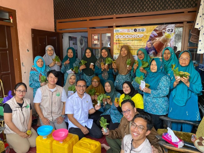 PKK Kelurahan Mojolangu dan Lowokwaru, Kota Malang foto bersama dengan anggota DPRD Kota Malang, Djoko Prihatin dan Hendi Suryo Leksono dari HIPMI Malang untuk merealisasikan program GoodDrop. (Foto: istimewa)