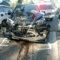 Diduga Tertidur saat Mengemudi, Toyota Innova Adu Banteng dengan Raize dan 3 Motor di Ijen Malang