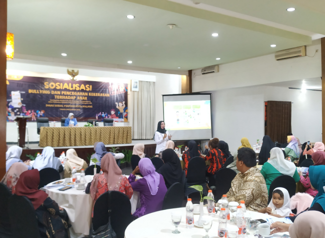 Narasumber memaparkan materi.