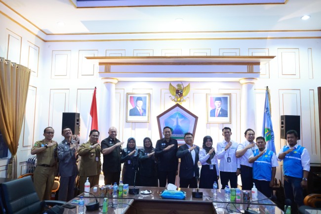 Foto bersama jajaran OPD Pemkot Malang bersama tim PLN UP3 Malang usai gelar audiensi, Senin (16/6/2025). (Foto: istimewa)