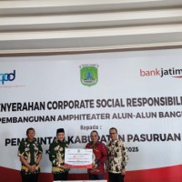 Tingkatkan Pembangunan Daerah, Bank Jatim Serahkan CSR ke Pemkab Pasuruan dan Pulau Kangean