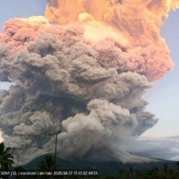 Kronologi Erupsi Gunung Lewotobi Laki‑Laki: Dari Meletus hingga Status Awas