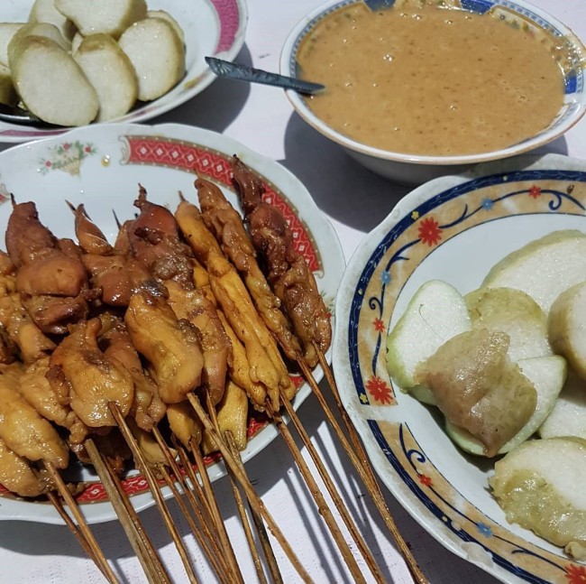 Hidangan Sate dan Bumbu Sate Ayam Ponorogo yang memiliki tekstur kental dan citra rasa manis dan gurih yang pas. (Foto: Heydayat.com)