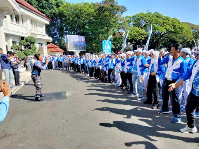 Wali Kota Malang Wahyu Hidayat melepas kontingen Kota Malang untuk berlaga di Porprov IX Jawa Timur.(Foto: Riski Wijaya/MalangTIMES).