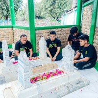 Sambut Hari Jadi, Pemain dan Pelatih Persebaya Ziarah ke Makam Pendiri Klub
