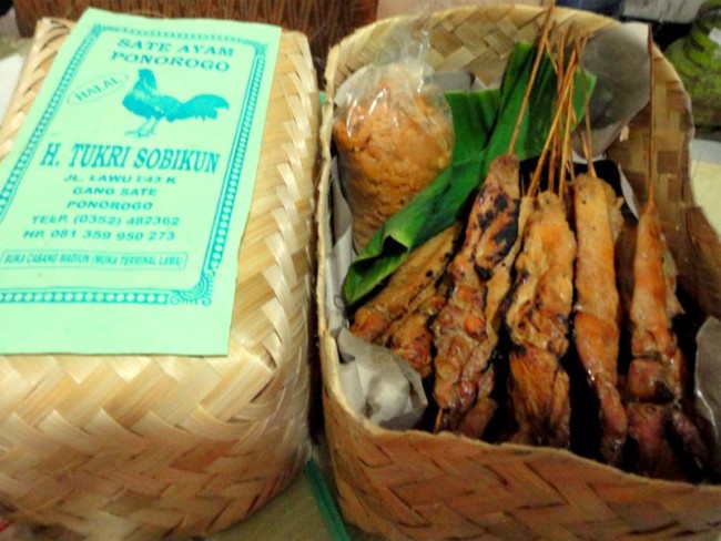 Hidangan kemasan sate ponorogo berupa Besek yang terbuat dari anyaman bambu, menjadi khas ikonik dari Sate Ayam Ponorogo. (Foto: bob.kemenparekraf.go.id)
