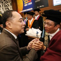 Hadiri Pelantikan Rektor Unair, Wali Kota Surabaya Perkuat Komitmen Kolaborasi untuk Masyarakat