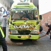 Rem Blong, Minibus ELF Lindas Buruh Petik Tangkai Cabai