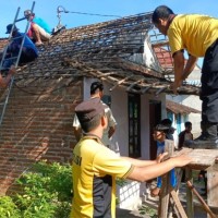 Pramuka Tulungagung dan Polsek Kalangbret Gotong Royong Bedah Rumah Warga di Desa Bolorejo