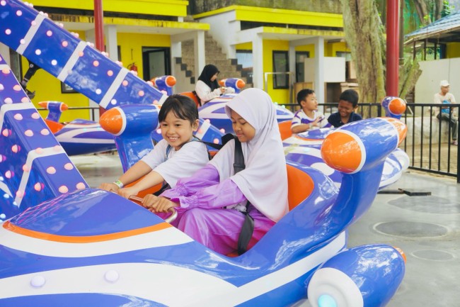Serunya anak asuh Grand Mercure Malang Mirama saat bermain di wahana New Wisata Wendit. (Foto: istimewa)