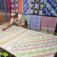 Live Pembuatan Batik Maronggi Meriahkan Pembukaan Pasar Perreng Situbondo