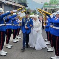 Uniknya Prosesi Nozzle Pora Antarkan Anggota Pemadam Kebakaran Kota Batu Menuju Pelaminan