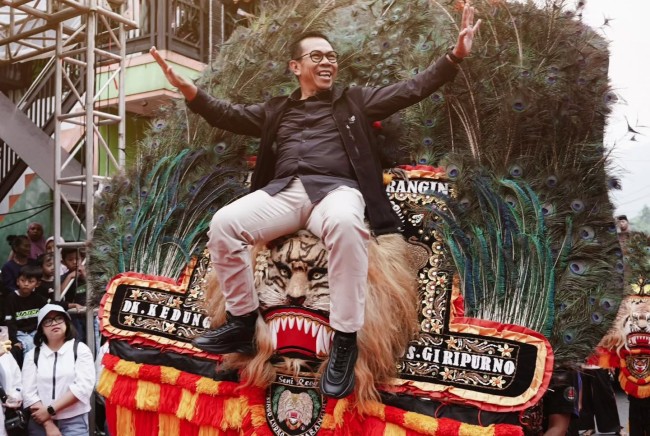 Wali Kota Batu Nurochman sempat menaiki kepala Reyog Ponorogo.