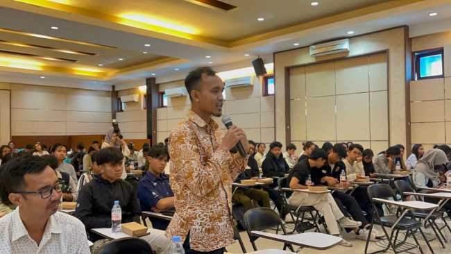 Momen interaksi dalam seminar, salah satu peserta mengajukan pertanyaan. (Foto: istimewa)