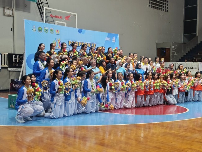 Tim basket 5x5 putra putri yang menyumbang dua medali perak bagi Kota Malang (foto: Hendra Saputra/JatimTIMES)