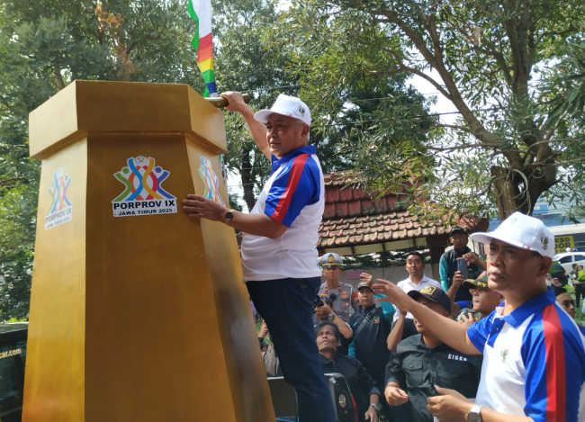 menyalakan replika obor.
