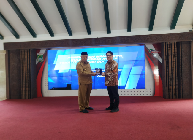 Penyerahan cinderamata.