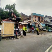 Truk ODOL Sebabkan Patung Pahlawan Bajuri di Pakisaji Roboh