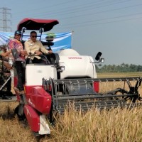 Jajal Mesin Pemanen Padi Bantuan Presiden, Wali Kota Malang Sebut Efektif