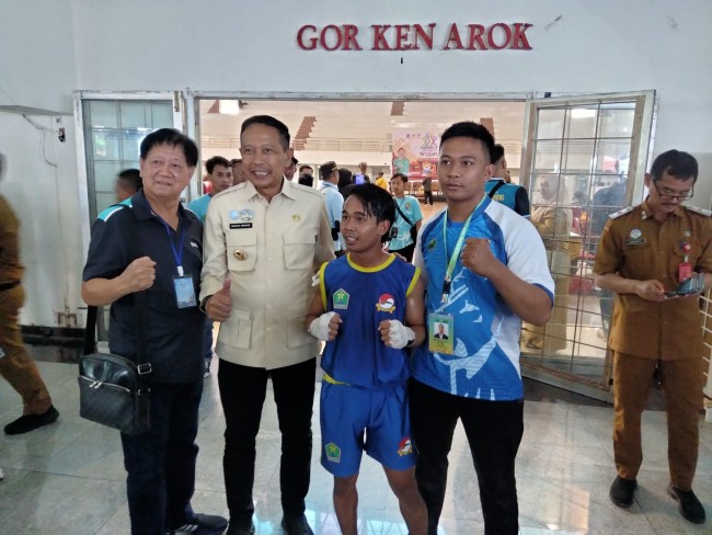 Wali Kota Malang Wahyu Hidayat bersama atlet wushu.(Foto: Riski Wijaya/MalangTIMES).