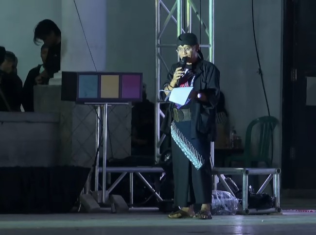Mas Marga, Pembawa Acara pada pertunjukan FNRP Grebeg Suro menginformasikan terkait perlombaan Fotografi tema Grebegsuro. (Foto: youtube/grebegsuroponorogo)