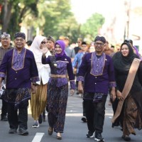 Ikuti Kirab Mapag Wiyosan Enggal Muharram 1447 H, Mbak Wali dan Gus Qowim Jalan Kaki dari Masjid Agung ke Balai Kota