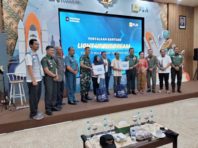 Penyerahan bantuan secara simbolis berupa sambungan listrik gratis.(Foto: Riski Wijaya/MalangTIMES).